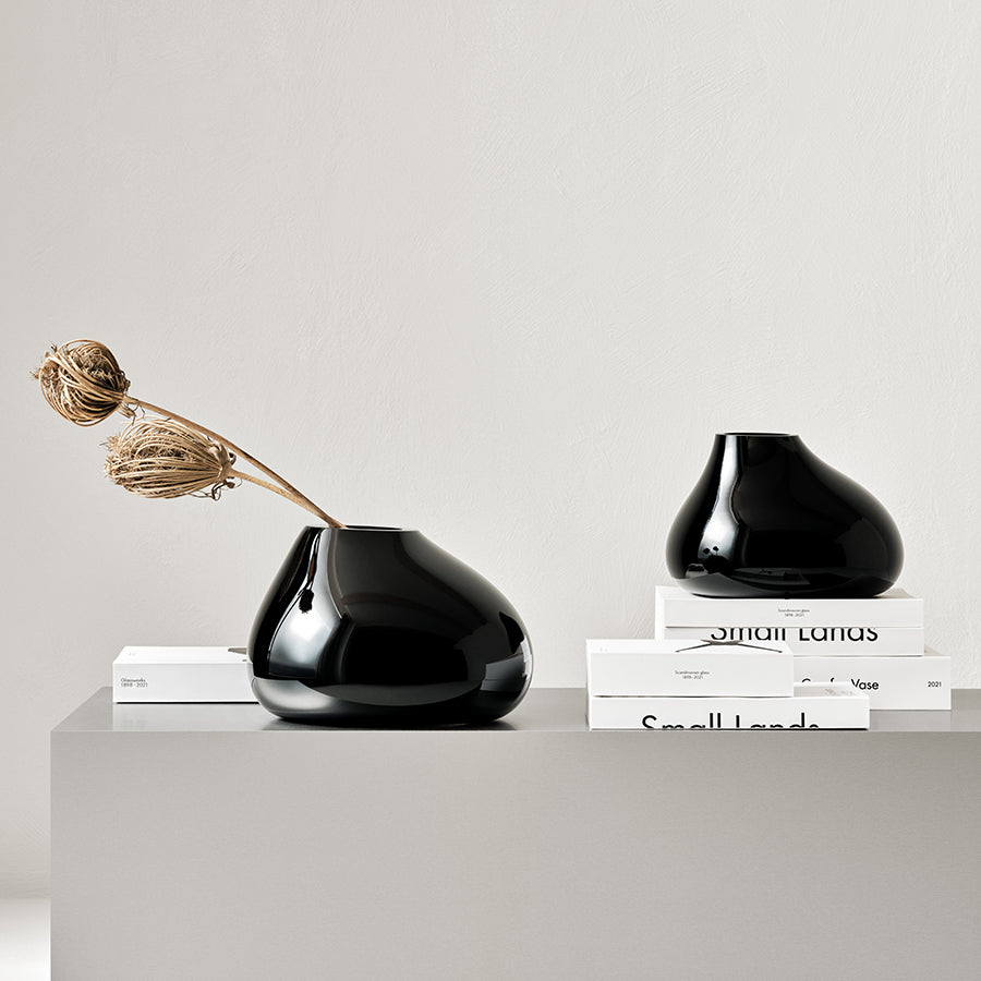 Ebon Black Vase Medium detail