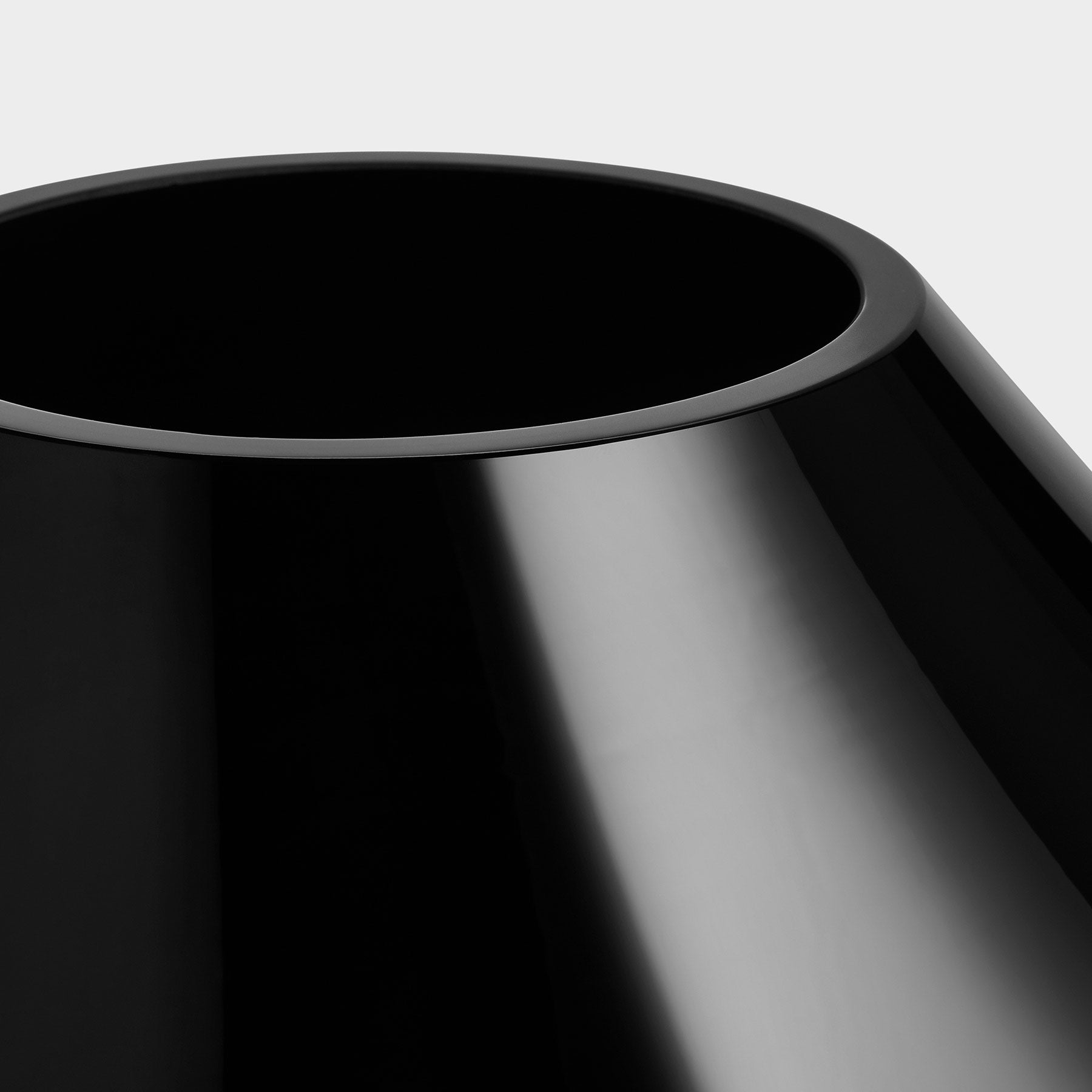 Ebon Black Vase Medium product shot