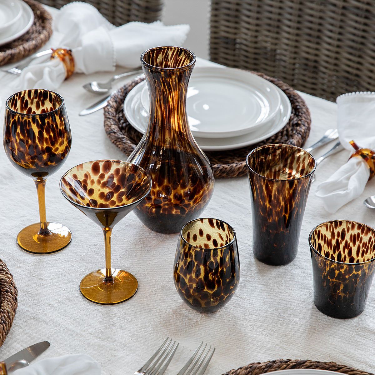 Puro Wine Glass Tortoiseshell, scale reference view