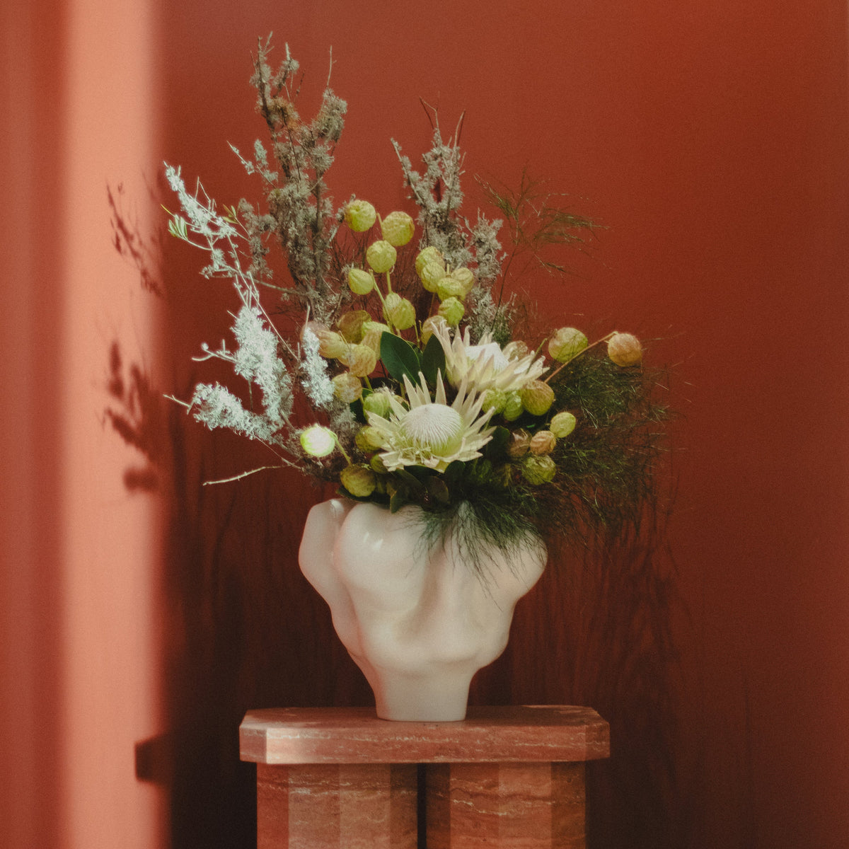 Timna Vase Latte Extra-Short lifestyle shot